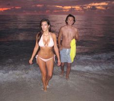 Ким Кардашьян в бежевом купальнике на пляже Майами