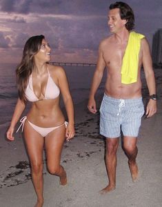 Ким Кардашьян в бежевом купальнике на пляже Майами