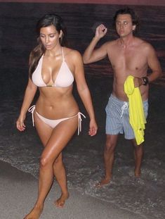 Ким Кардашьян в бежевом купальнике на пляже Майами