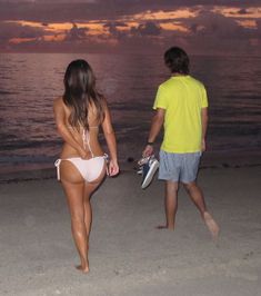 Ким Кардашьян в бежевом купальнике на пляже Майами