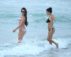 Аппетитная задница Ким Кардашьян на Южном пляже фото #2