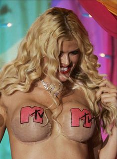 Анна Николь Смит топлесс на премии MTV Video Music Awards фото #3