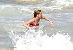 У Кирстен Данст выпала грудь из купальника фото #4