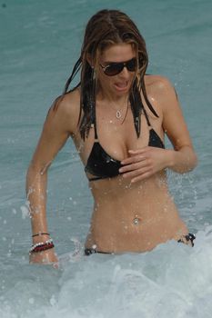 Случайный засвет Марии Менунос между ног на пляже Майями фото #40