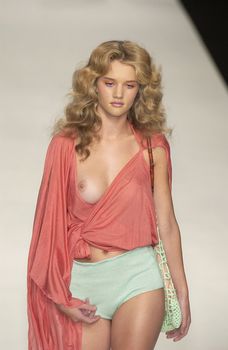 Роузи Хантингтон-Уайтли обнажила грудь на показе от Bora Aksu фото #2