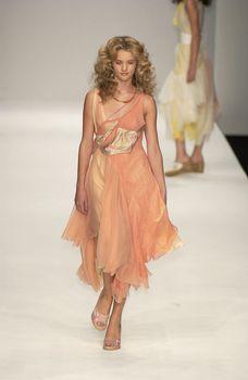 Роузи Хантингтон-Уайтли обнажила грудь на показе от Bora Aksu фото #3