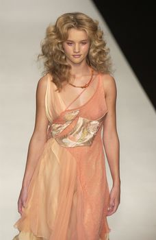 Роузи Хантингтон-Уайтли обнажила грудь на показе от Bora Aksu фото #4