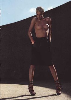 Голые сиськи Роузи Хантингтон-Уайтли в журнале Exit фото #2