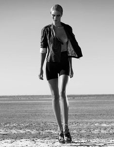 Голые сиськи Роузи Хантингтон-Уайтли в журнале Exit фото #7