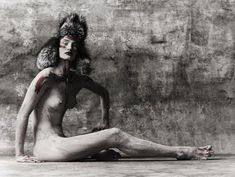 Роузи Хантингтон-Уайтли оголила грудь в фотосессии Джона Ранкина фото #5