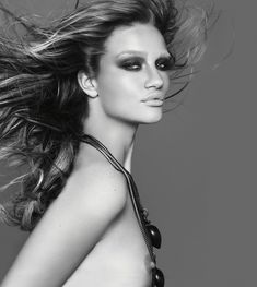 Роузи Хантингтон-Уайтли оголила грудь в фотосессии Джона Ранкина фото #7