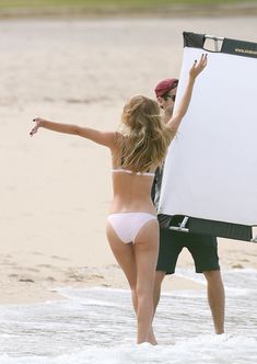 Секси Роузи Хантингтон-Уайтли засветила грудь во время фотосессии фото #8