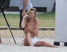 Секси Роузи Хантингтон-Уайтли засветила грудь во время фотосессии фото #13