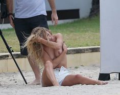 Секси Роузи Хантингтон-Уайтли засветила грудь во время фотосессии фото #14