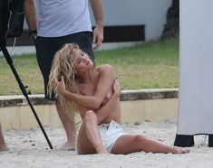 Секси Роузи Хантингтон-Уайтли засветила грудь во время фотосессии фото #15