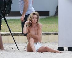 Секси Роузи Хантингтон-Уайтли засветила грудь во время фотосессии фото #16