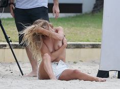 Секси Роузи Хантингтон-Уайтли засветила грудь во время фотосессии фото #17