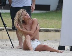 Секси Роузи Хантингтон-Уайтли засветила грудь во время фотосессии фото #18