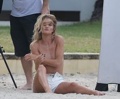 Секси Роузи Хантингтон-Уайтли засветила грудь во время фотосессии фото #19