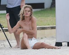 Секси Роузи Хантингтон-Уайтли засветила грудь во время фотосессии фото #20