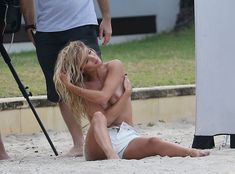 Секси Роузи Хантингтон-Уайтли засветила грудь во время фотосессии фото #21