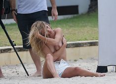 Секси Роузи Хантингтон-Уайтли засветила грудь во время фотосессии фото #22