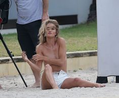 Секси Роузи Хантингтон-Уайтли засветила грудь во время фотосессии фото #24