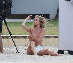 Секси Роузи Хантингтон-Уайтли засветила грудь во время фотосессии фото #26