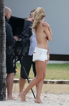 Секси Роузи Хантингтон-Уайтли засветила грудь во время фотосессии фото #27