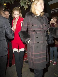 Случайный засвет Роузи Хантингтон-Уайтли на премии British Fashion Awards фото #4