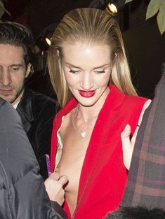 Случайный засвет Роузи Хантингтон-Уайтли на премии British Fashion Awards фото #5