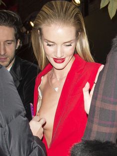 Случайный засвет Роузи Хантингтон-Уайтли на премии British Fashion Awards фото #6