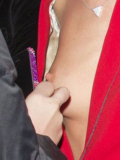 Случайный засвет Роузи Хантингтон-Уайтли на премии British Fashion Awards фото #7