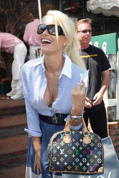 Засвет Холли Мэдисон возле ресторана The Ivy фото #8