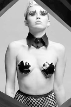 Развратная Майли Сайрус в клипе Tongue Tied фото #1