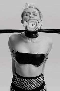 Развратная Майли Сайрус в клипе Tongue Tied фото #5