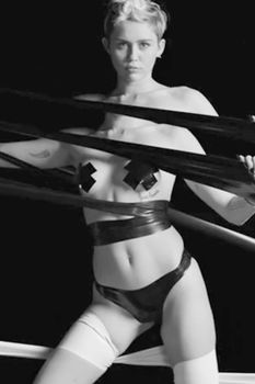 Развратная Майли Сайрус в клипе Tongue Tied фото #7