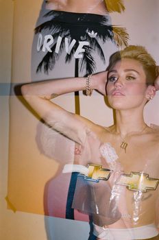 Майли Сайрус в фотосессии для альбома Bangerz фото #70