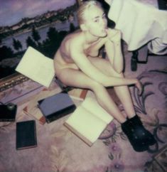 Обнаженная Майли Сайрус на палароидных снимка для журнала V фото #3