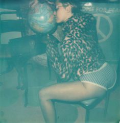 Обнаженная Майли Сайрус на палароидных снимка для журнала V фото #14