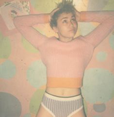 Обнаженная Майли Сайрус на палароидных снимка для журнала V фото #15