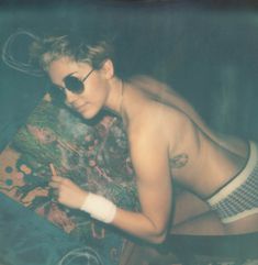 Обнаженная Майли Сайрус на палароидных снимка для журнала V фото #17