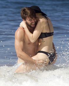 Аппетитная Майли Сайрус в черном бикини на Гавайях фото #2