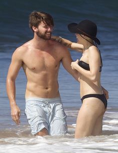 Аппетитная Майли Сайрус в черном бикини на Гавайях фото #3