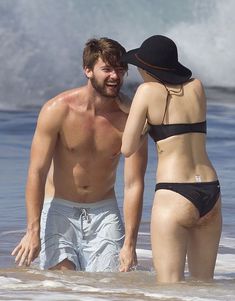 Аппетитная Майли Сайрус в черном бикини на Гавайях фото #5