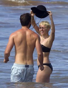 Аппетитная Майли Сайрус в черном бикини на Гавайях фото #9