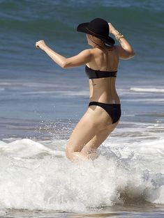 Аппетитная Майли Сайрус в черном бикини на Гавайях фото #10