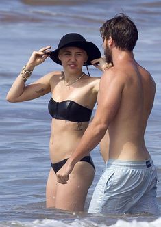 Аппетитная Майли Сайрус в черном бикини на Гавайях фото #12