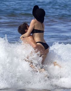 Аппетитная Майли Сайрус в черном бикини на Гавайях фото #15