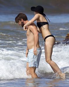 Аппетитная Майли Сайрус в черном бикини на Гавайях фото #16